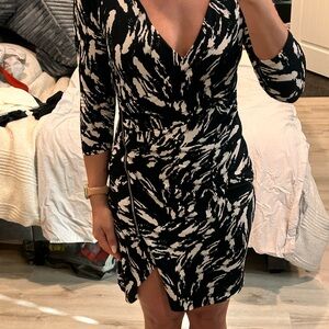 Express Black and White Abstract Long Sleeve Dress